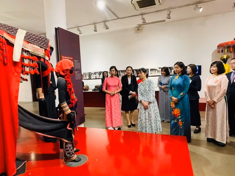 La esposa del primer ministro de Japón, Ishiba Yoshiko, visita la exposición del traje tradicional de la etnia Dao.