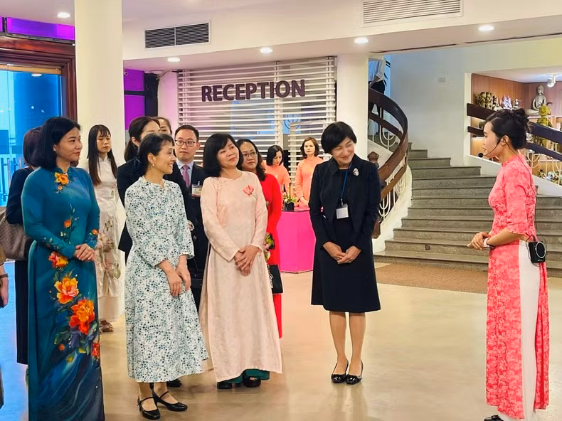 La esposa del primer ministro de Japón, Ishiba Yoshiko y la delegación escuchan una introducción sobre la historia de la formación y el desarrollo del Museo de la Mujer de Vietnam.