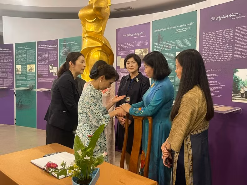 La esposa del primer ministro de Japón, Ishiba Yoshiko, expresa su admiración por las contribuciones y los sacrificios de las mujeres vietnamitas tras visitar el museo.