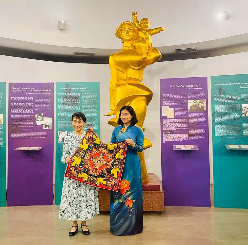 Nguyen Thi Tuyen, presidenta de la Unión de Mujeres de Vietnam, entrega un regalo a la esposa del premier nipón, Ishiba Yoshiko.