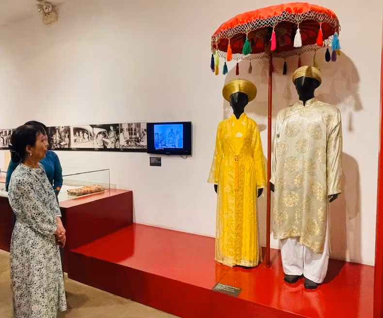La esposa del primer ministro de Japón, Ishiba Yoshiko, escucha la presentación sobre Ao Dai (traje tradicional vietnamita).