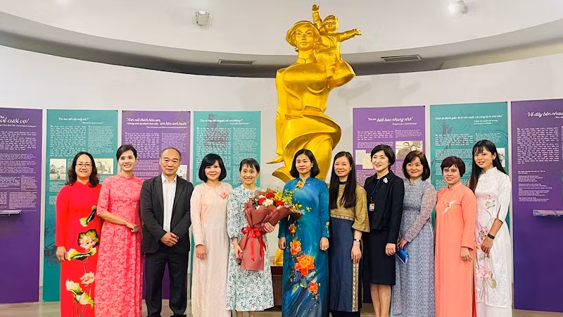 Ishiba Yoshiko, esposa del primer ministro de Japón, se toma una foto de recuerdo con representantes de la Unión de Mujeres y del Museo de la Mujer de Vietnam.