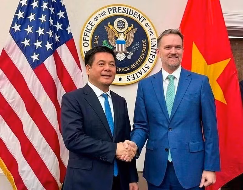 El ministro de Industria y Comercio, Nguyen Hong Dien, y el representante comercial de Estados Unidos, Jamieson Greer. (Foto: VNA)