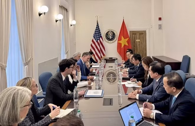 El ministro de Industria y Comercio, Nguyen Hong Dien, y el representante comercial de Estados Unidos, Jamieson Greer, durante las negociaciones en Washington (Foto: VNA)