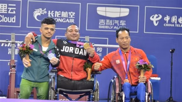 Los deportistas Al-Sudani Muslim (Izquierda), Omar Qarada (Centro) y Le Van Cong (Foto: VNA)