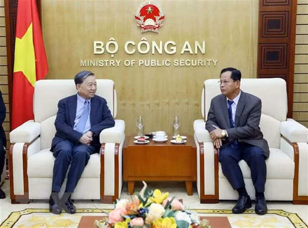El ministro vietnamita de Seguridad Pública, general To Lam, recibe al subtitular de la similar cartera de Laos, teniente general Kongthong Phongvichit (Foto:VNA)