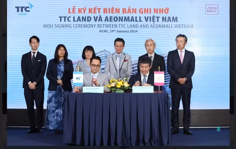 En la ceremonia de firma entre TTC Land y AeonMall Vietnam (Foto: https://nguoidothi.net.vn/)