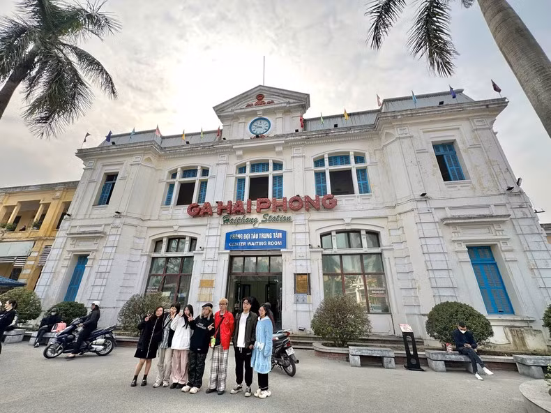 Los visitantes pueden aprender sobre la historia de la estación de Hai Phong a través de una estación interactiva.