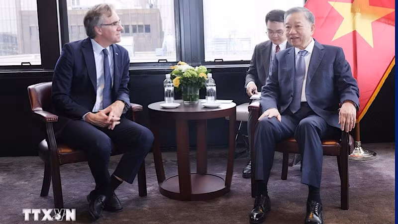El secretario general del PCV y presidente de Vietnam, To Lam, recibe a Juan Ignacio Rubiolo, vicepresidente permanente de la corporación de energía AES. El secretario general del PCV y presidente de Vietnam, To Lam, recibe a Juan Ignacio Rubiolo, vicepresidente permanente de la corporación de energía AES.