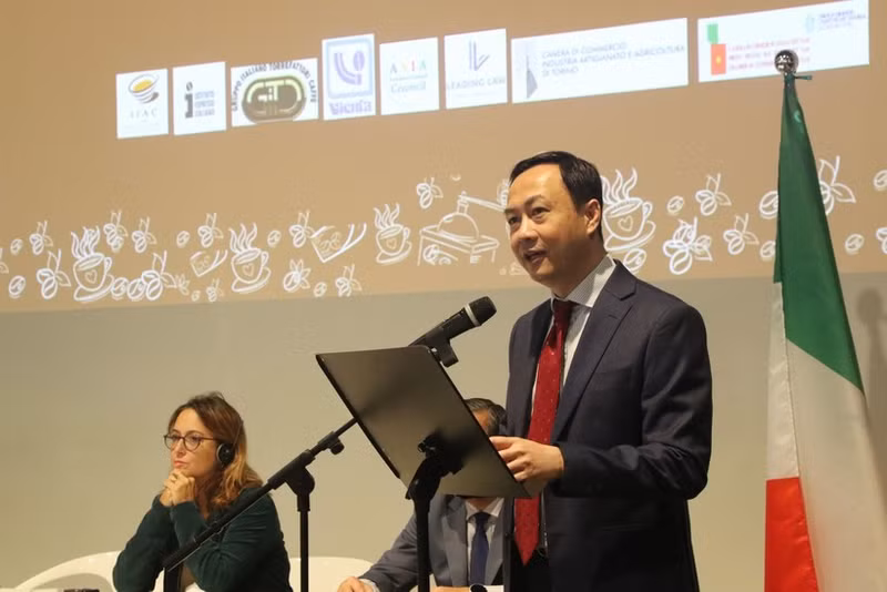El embajador vietnamita en Italia, Duong Hai Hung, interviene en el evento (Foto: VNA)