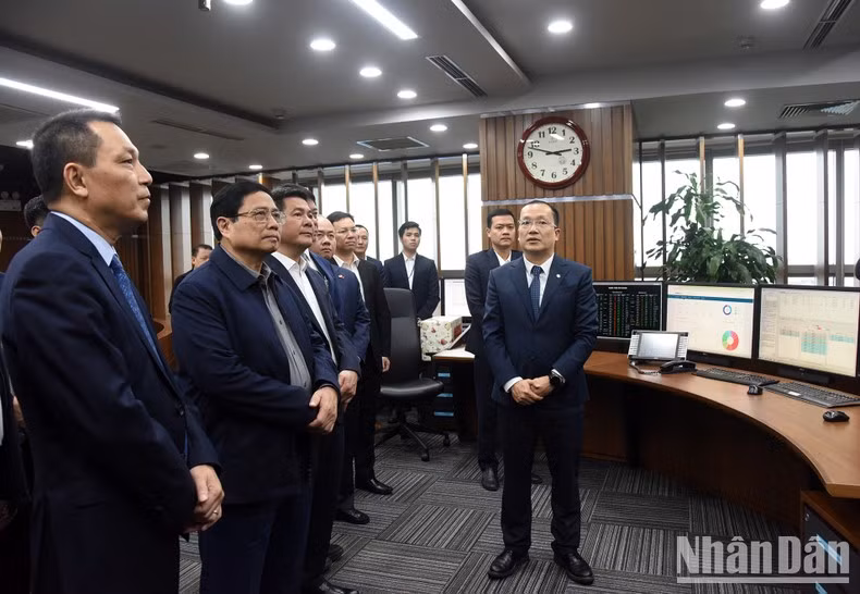 Minh Chinh inspecciona las operaciones en el Centro nacional de despacho del sistema eléctrico.