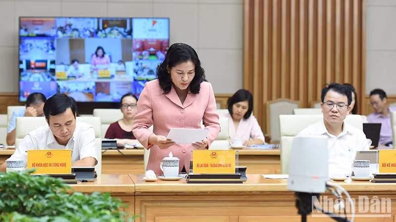 La viceministra de Trabajo, Inválidos y Asuntos Sociales, Nguyen Thi Ha, habla en la cita.