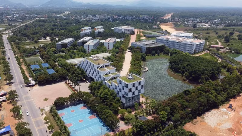 La Universidad FPT Campus Hoa Lac está ubicada en el Parque de alta tecnología Hoa Lac, con más de tres mil estudiantes. Está equipada con instalaciones modernas y tiene un entorno educativo de primera clase.