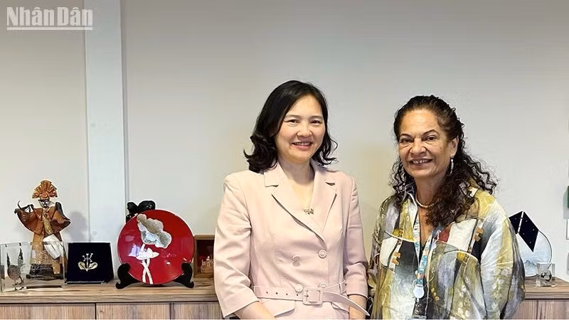 La subdirectora General de Ciencias Exactas y Naturales de la Unesco, Lidia Arthur Brito, y la embajadora Nguyen Thi Van Anh, representante permanente de Vietnam ante la Unesco (Foto: Nhan Dan)