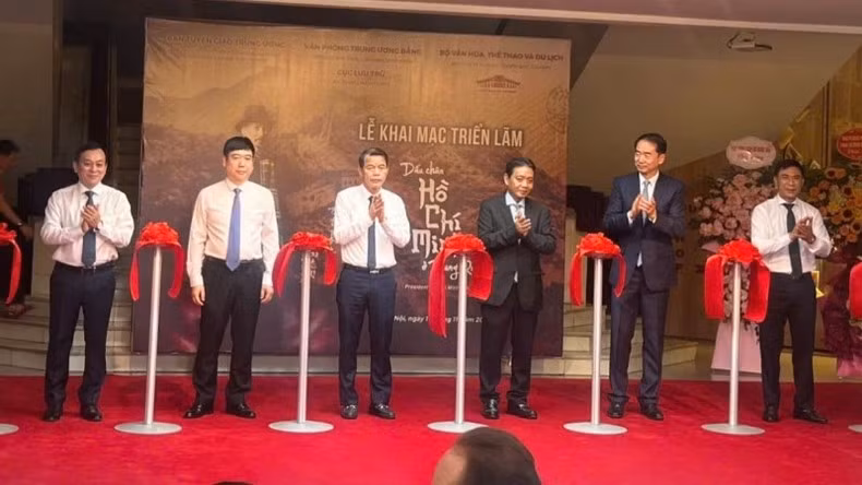 Inauguran en Hanói exposición sobre Presidente Ho Chi Minh en China ảnh 2