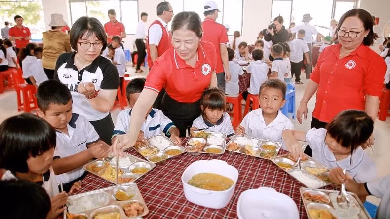 Ofrecen comidas a los estudiantes de la escuela primaria Ea Ho, en la comuna de Ea Ho, distrito de Krong Nang. Ofrecen comidas a los estudiantes de la escuela primaria Ea Ho, en la comuna de Ea Ho, distrito de Krong Nang.