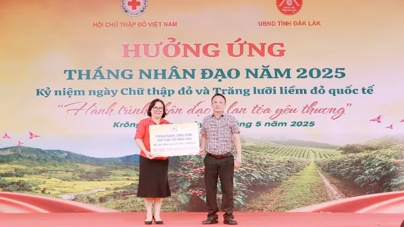 La Clínica de la Cruz Roja del distrito de Dong Anh, en Hanói, recibe la donación de un representante para cubrir los costes de exámenes y tratamientos médicos. La Clínica de la Cruz Roja del distrito de Dong Anh, en Hanói, recibe la donación de un representante para cubrir los costes de exámenes y tratamientos médicos.