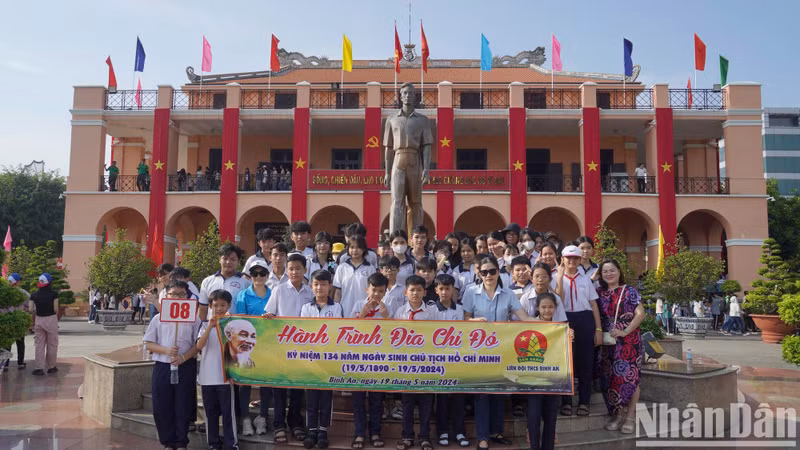El muelle de Nha Rong está lleno de grupos de visitantes con motivo del 134 aniversario del natalicio del Presidente Ho Chi Minh.