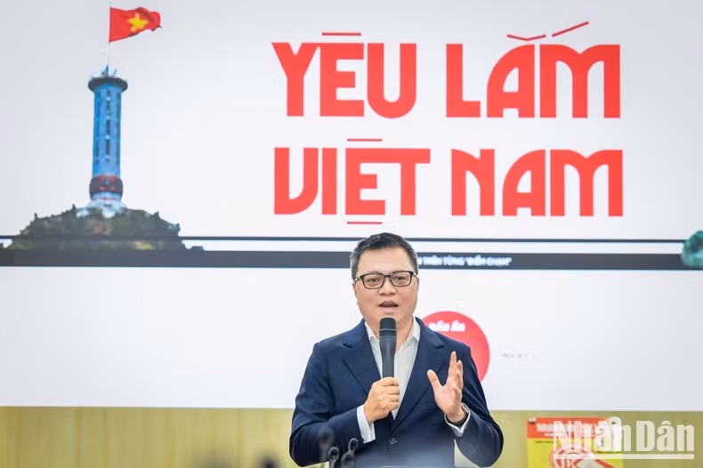 Le Quoc Minh, presidente-editor del periódico Nhan Dan, presenta sobre el proyecto.