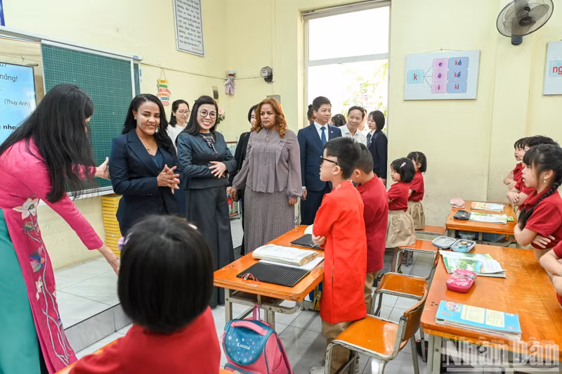 Le Thi Bich Tran, esposa del primer ministro Pham Minh Chinh, y Zinash Tayachew, esposa del primer ministro etíope Abiy Ahmed Ali, hablan con estudiantes con discapacidad visual en la escuela secundaria Nguyen Dinh Chieu. (Foto: Nhan Dan)
