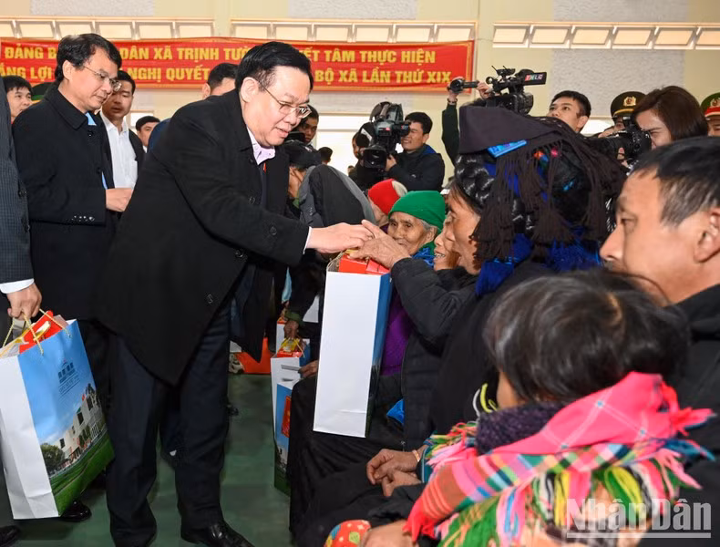 Dinh Hue otorga obsequios del Tet a las minorías étnicas y personas desfavorecidas. Dinh Hue otorga obsequios del Tet a las minorías étnicas y personas desfavorecidas.