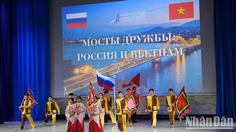 Celebran programa artístico sobre amistad entre Rusia y Vietnam
