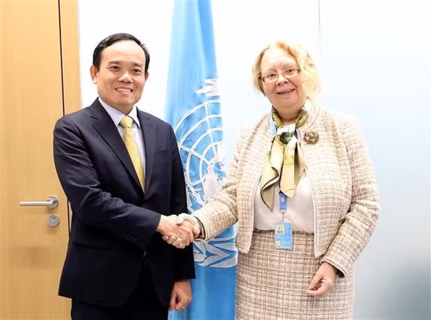 El viceprimer ministro vietnamita, Tran Luu Quang y la Directora General de la Oficina de las Naciones Unidas en Ginebra, Tatiana Valovaya (Fotografía: VNA)
