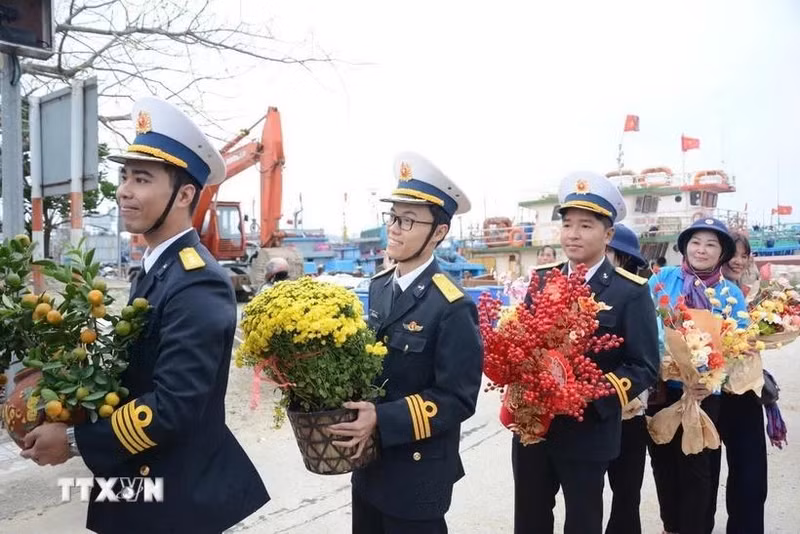 Transportan regalos a la isla de Ly Son. (Foto: VNA)