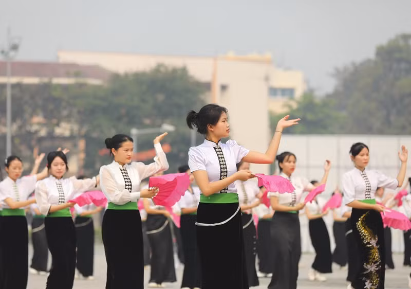 Los estudiantes realizan danzas de la etnia Thai.