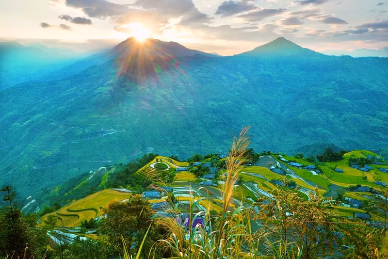 Se considera que Hoang Su Phi alberga uno de los campos de arroz en terrazas más bellos del país, a lo que suman miles de caminos que serpentean a través de majestuosas cadenas montañosas, escondidas entre las nubes como escaleras al cielo.