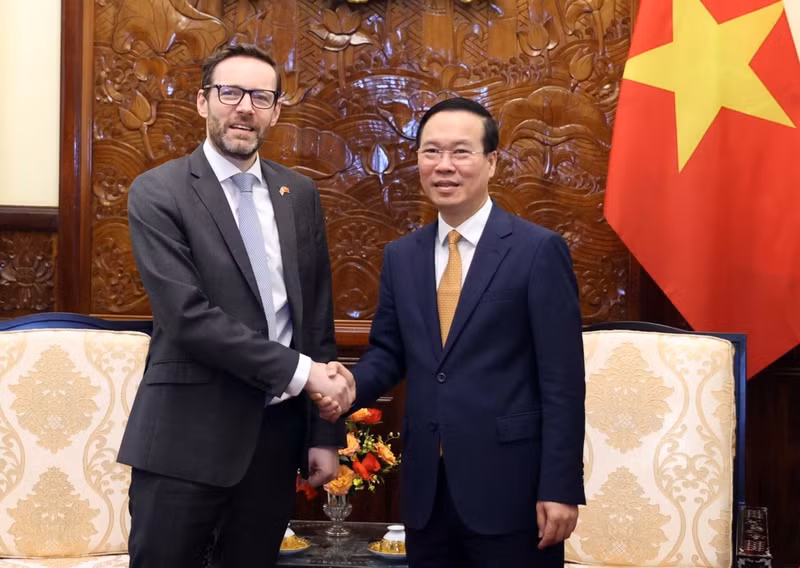 El presidente vietnamita, Vo Van Thuong, recibe en Hanói al nuevo embajador británico en Vietnam, Iain Frew (Foto: VNA)