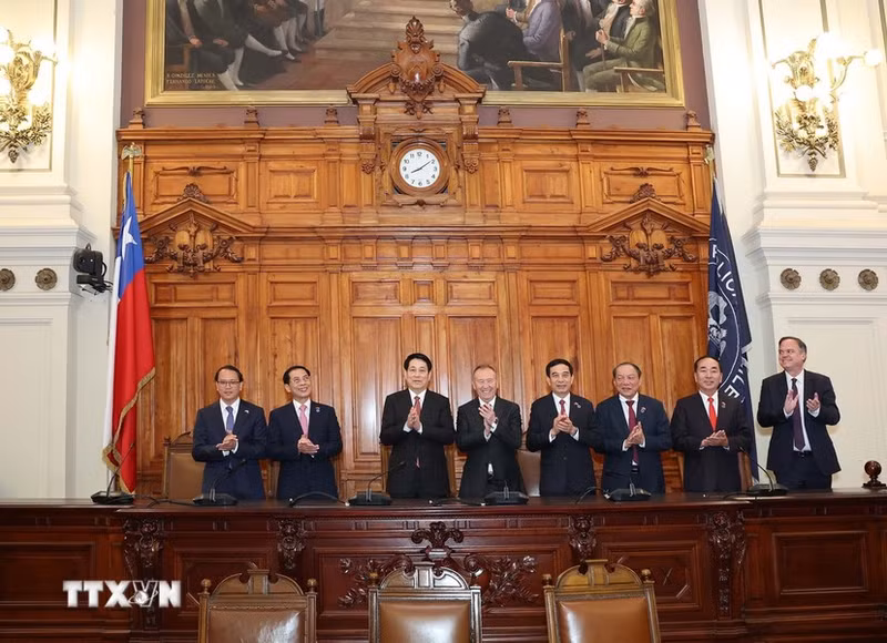 El presidente vietnamita, Luong Cuong; el titular del Senado de Chile, José García Ruminot, y los delegados visitan la sede del Congreso Nacional de Chile.