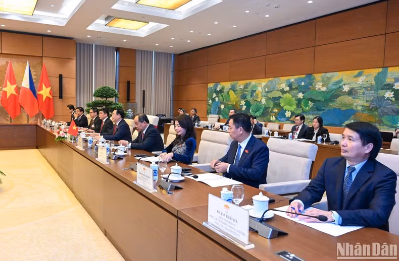 Dinh Hue y los delegados vietnamitas.
