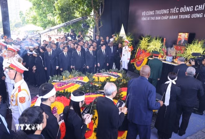 Los delegados caminan alrededor de la tumba para despedirse del secretario general Nguyen Phu Trong.