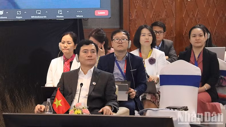 Delegados vietnamitas en el acto Delegados vietnamitas en el acto