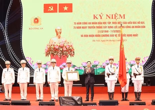 El presidente vietnamita, Vo Van Thuong, entregó la Orden de defensa de la Patria de primera clase a la entidad encargada de construcción y desarrollo de la Policía Popular por sus destacados logros (Foto: VNA)