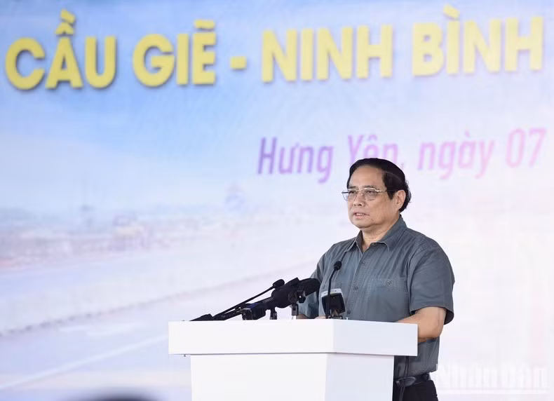El jefe de Gobierno vietnamita habla en la inauguración.