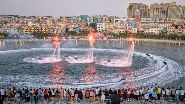 Los mejores deportistas del mundo realizan el espectáculo "Love Hurricane" al atardecer en el Puentede los Besos