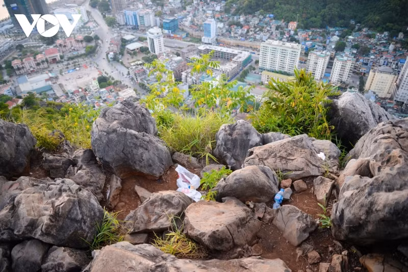 A principios de febrero, la ciudad de Ha Long desplegó un plan para explotar y organizar una ruta turística a la montaña Bai Tho.