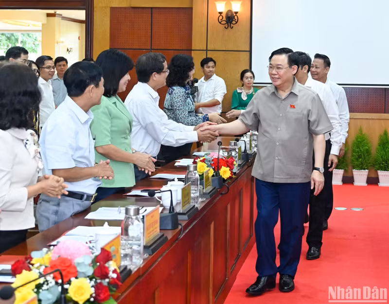 El presidente de la Asamblea Nacional vietnamita, Vuong Dinh Hue, y los líderes locales.