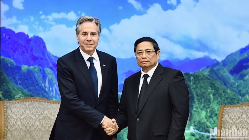 El primer ministro vietnamita, Pham Minh Chinh, recibe al secretario de Estado estadounidense, Antony Blinken.