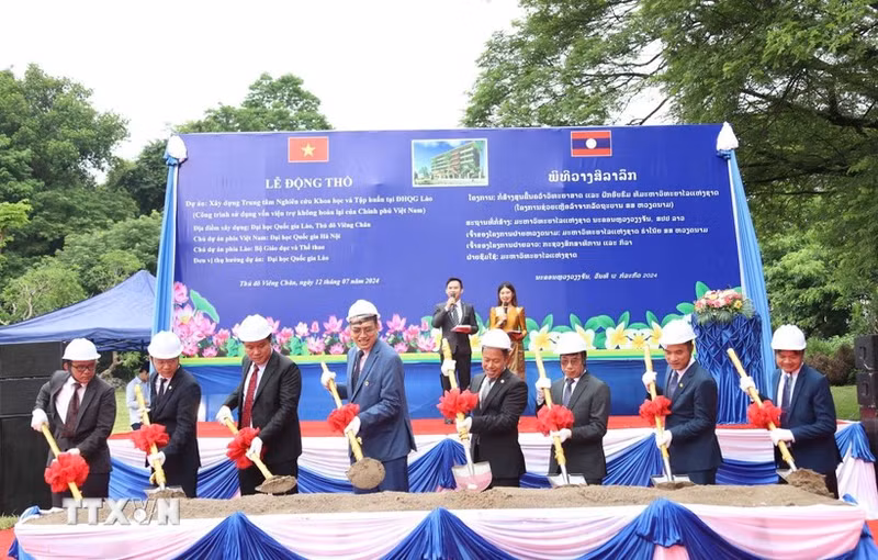 En la ceremonia de la palada inicial para la construcción del Centro de Investigación Científica y Capacitación en la Universidad Nacional de Laos (Foto: VNA)