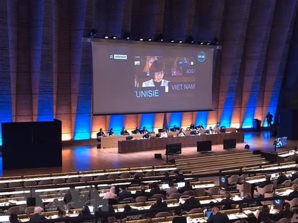 La embajadora Le Thi Hong Van, jefa de la misión de Vietnam ante la UNESCO durante una sesión plenaria de la Asamblea General de la UNESCO. (Foto de ilustración: VNA)