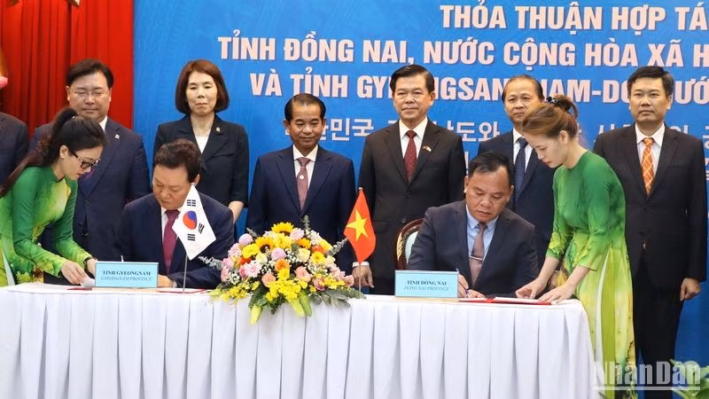 El presidente interino del Comité Popular de la provincia de Dong Nai, Vo Tan Duc, y el gobernador de la provincia surcoreana de Gyeongnam, Park Wan Soo, firman un acuerdo de cooperación bilateral. 