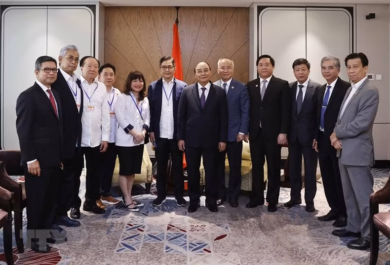 El presidente vietnamita Nguyen Xuan Phuc, el titular de la Kadin, Arsjad Rasjid, y los delegados. 