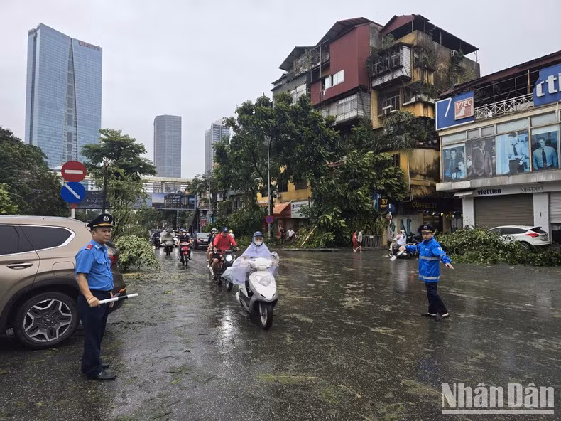 El Servicio de Transporte de Hanoi moviliza al cien por cien de su personal para responder a los incidentes de tráfico y coordinarse con las autoridades para gestionar las situaciones que afectan a la circulación de vehículos. (Foto: Trung Hieu)