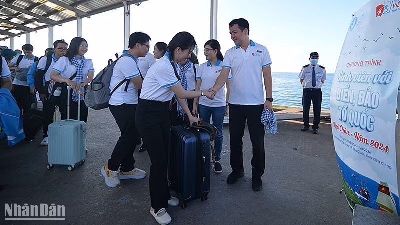 Recorrido de estudiantes por el mar y las islas de la Patria 2024 lleva a cientos de jóvenes a isla de Tho Chau ảnh 1 Recorrido de estudiantes por el mar y las islas de la Patria 2024 lleva a cientos de jóvenes a isla de Tho Chau ảnh 1