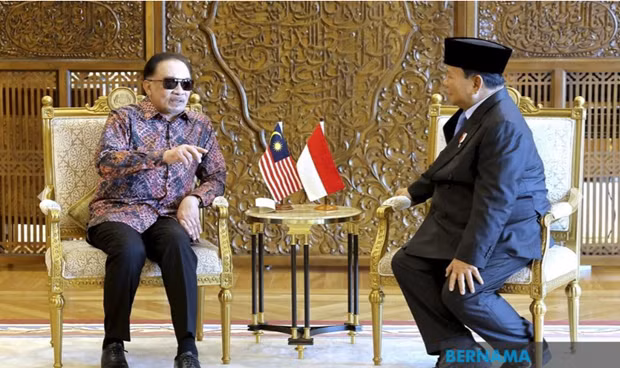 El primer ministro de Malasia, Anwar Ibrahim (izquierda), se reúne con el presidente electo de Indonesia, Prabowo Subianto, el 4 de abril. (Foto: Bernama)