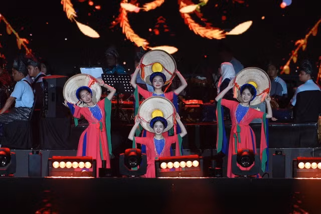 La actuación "Las muchachas vietnamitas" (Foto: toquoc.vn)