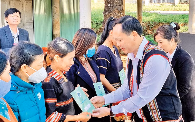 Acto de entrega de documentos de seguro social y médico a ciudadanos en la comuna de Bien Ho, ciudad de Pleiku, en la altiplánica provincia vietnamita de Gia Lai. (Fotografía: Nhu Nguyen)